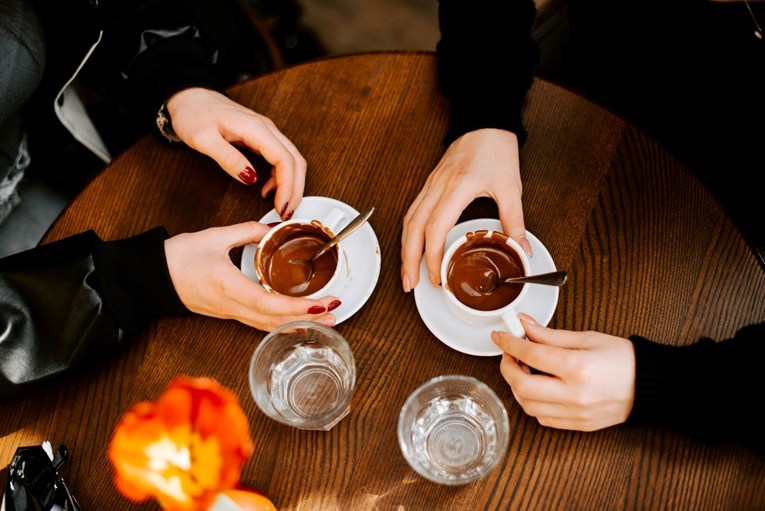 Znanstvenici: Omiljeni napitak štiti arterije od posljedica dugotrajnog sjedenja