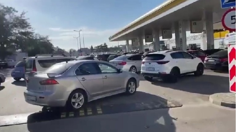 VIDEO Kolone na benzinskim pumpama na Krimu