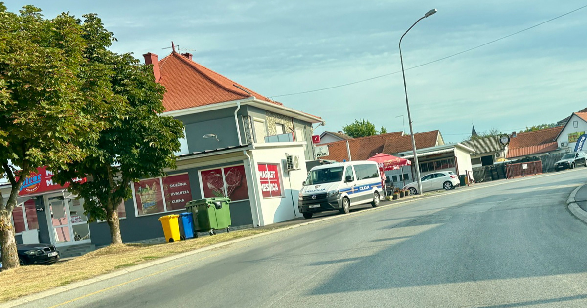 Čitatelj slikao policijski kombi na nogostupu. Policija: Pokvario se