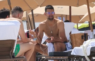 FOTO Novak Đoković uživao na plaži u Miamiju u društvu prijatelja