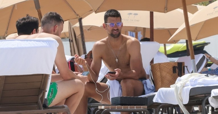 FOTO Novak Đoković uživao na plaži u Miamiju u društvu prijatelja
