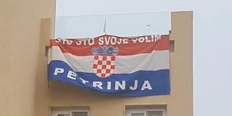 Hrvatska zastava s natpisom "Petrinja" u Egiptu