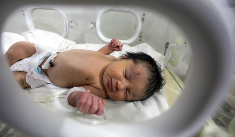 Bebu koja je u ruševinama u Siriji pupčanom vrpcom bila vezana za majku udomio rođak