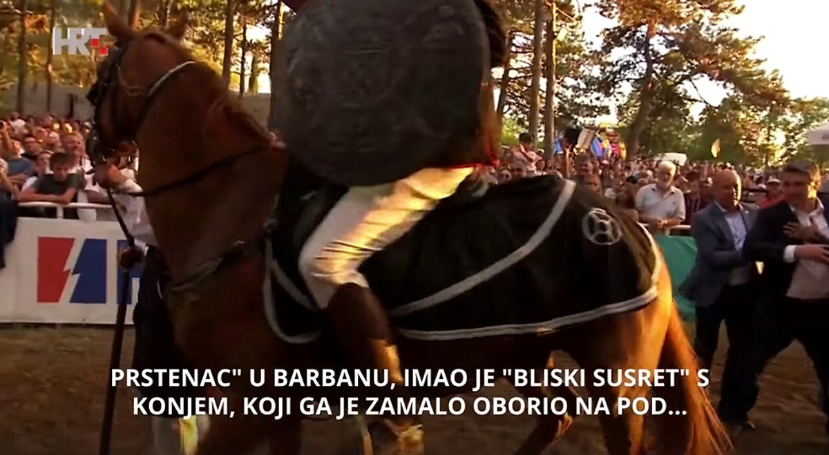 VIDEO Milanovića gurnuo konj na Trci na prstenac, osiguranje ga držalo da ne padne