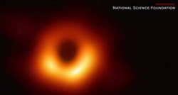 Znanstvenici prvi put detektirali svjetlost iza crne rupe