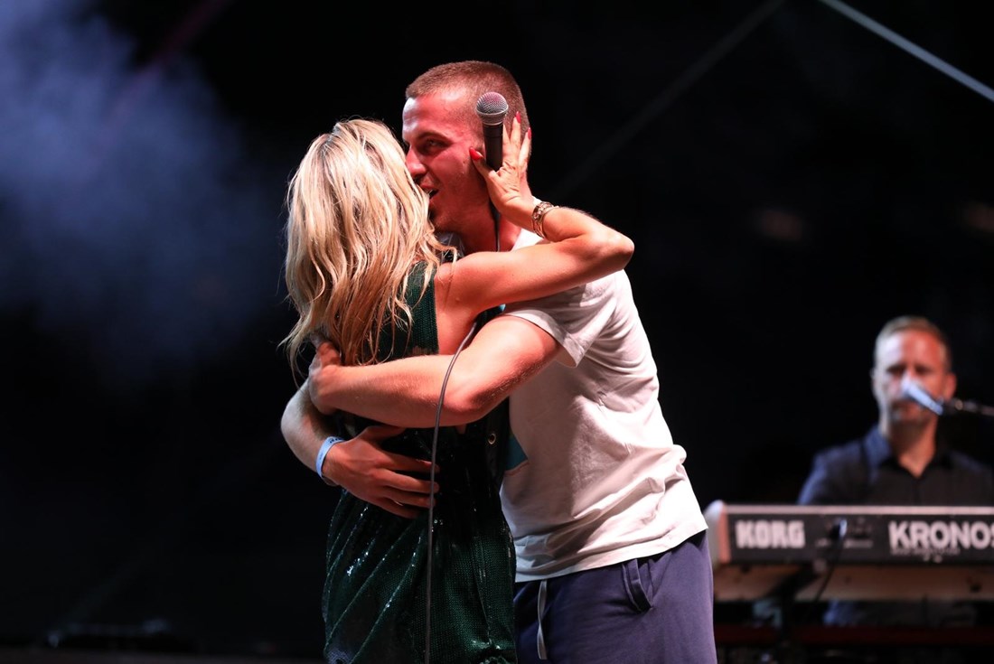 Maja Šuput na koncertu u Umagu poljubila obožavatelja