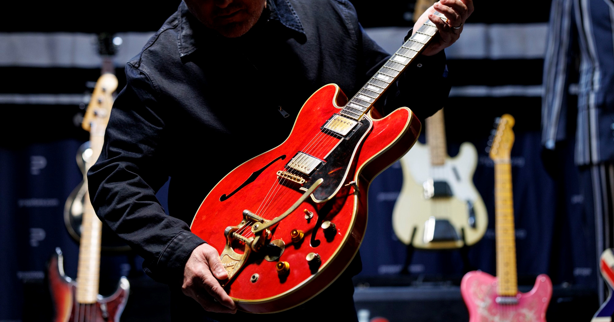 Gitara Noela Gallaghera slomljena u noći raspada Oasisa prodaje se na dražbi