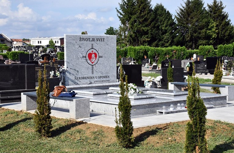 Po grobljima diljem Hrvatske niču "grobnice za nerođene"