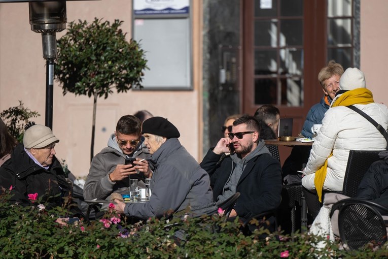 Sunce i ugodna temperatura izmamili su Zagrepčane u grad. Trg je jutros bio pun