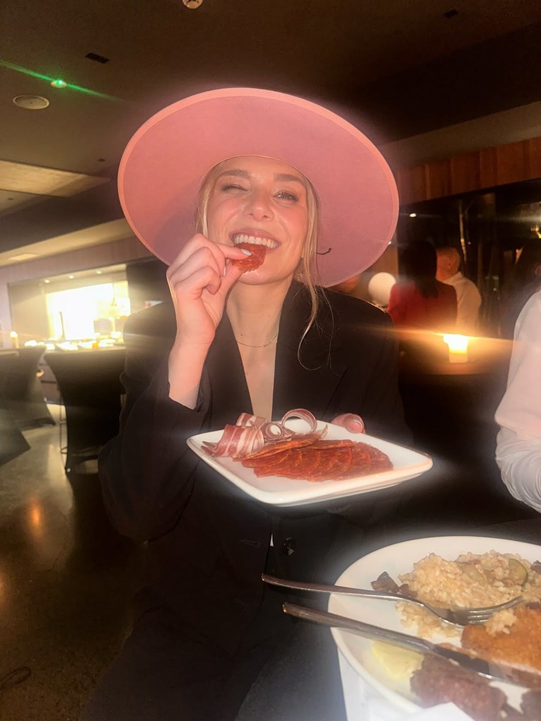 Zsa Zsa nosi šešir kakav je nemoguće ne primijetiti