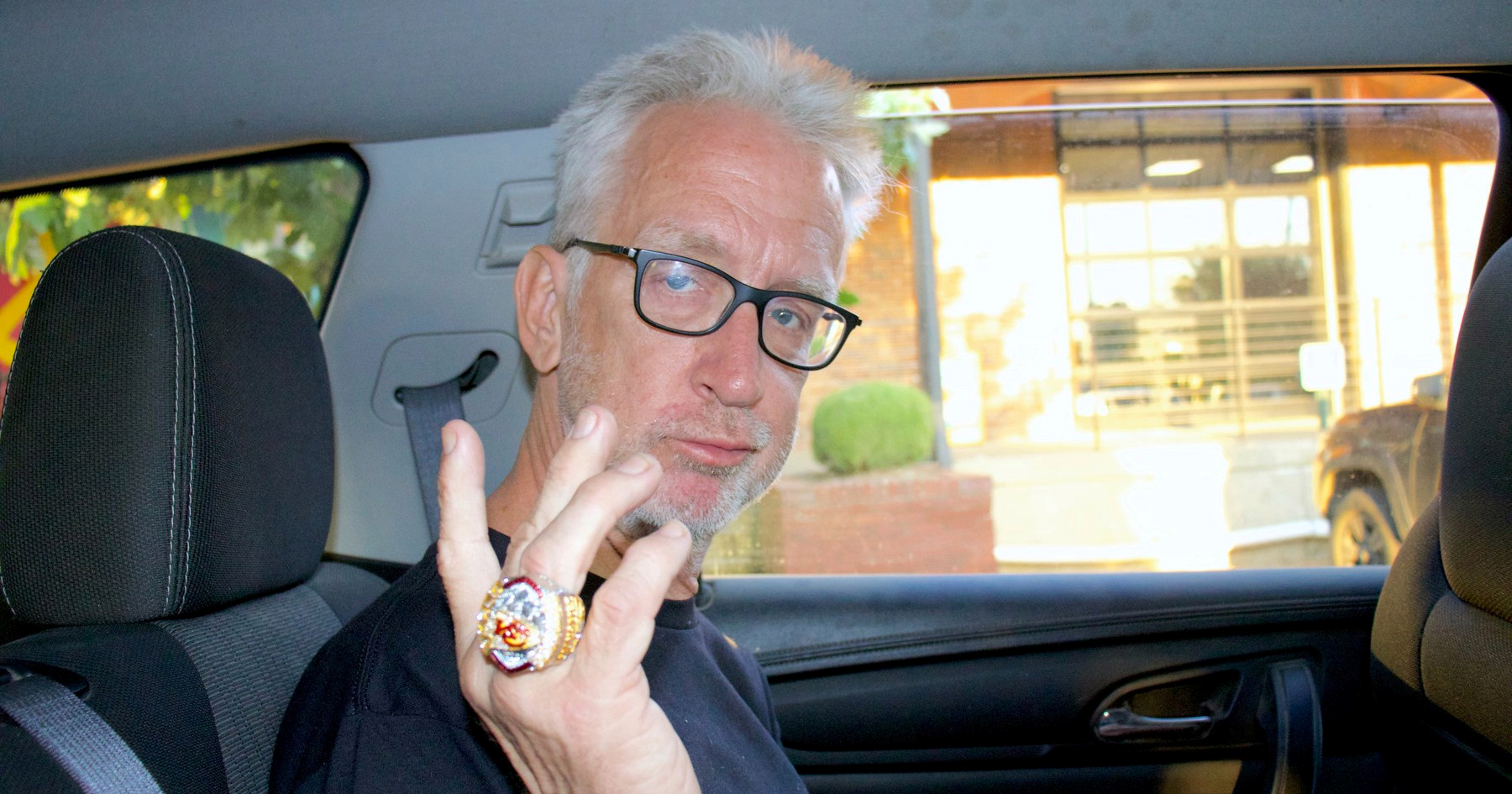 Komičar se javio nakon što su ga našli bez svijesti na ulici, otkrio što se dogodilo