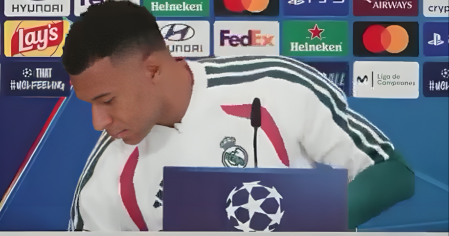 Mbappe maknuo bočicu sa stola usred presice. Podsjetio je na potez Cristiana Ronalda