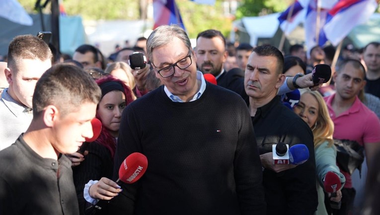 SNS-ovci studentici bejzbol palicom razbili čeljust. Vučić: Branili su se