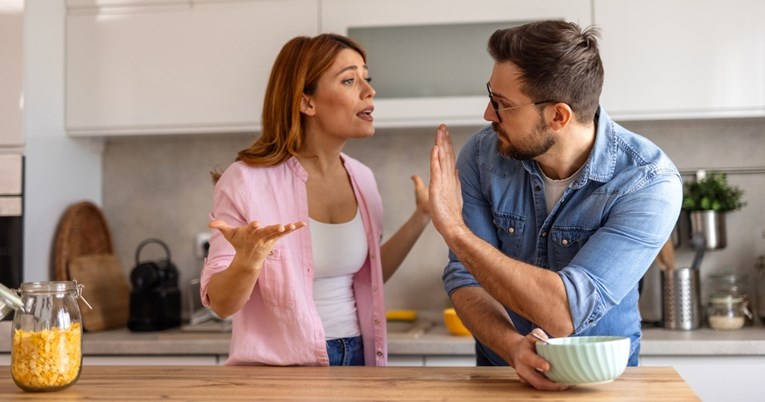 Četiri najčešća ponašanja kontrolirajućih partnera, prema psihologinji