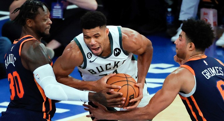 Antetokounmpo operirao koljeno