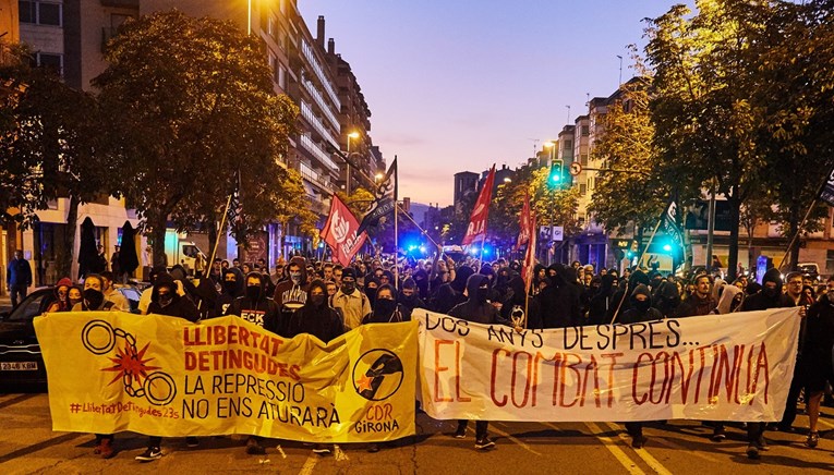 Krenuli prosvjedi u Kataloniji, barijere ispred parlamenta: "Ulice će biti naše"