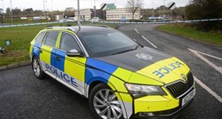 Mladića u Sjevernoj Irskoj čavlima zabili za ogradu. Prevezen je u bolnicu
