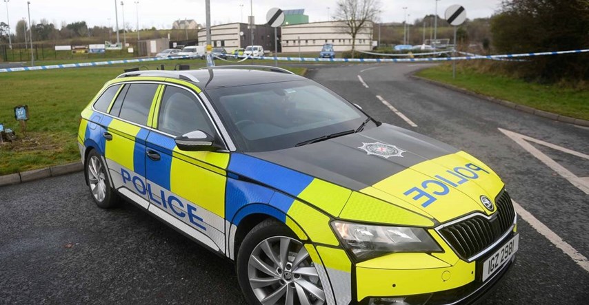 Mladića u Sjevernoj Irskoj čavlima zabili za ogradu. Prevezen je u bolnicu
