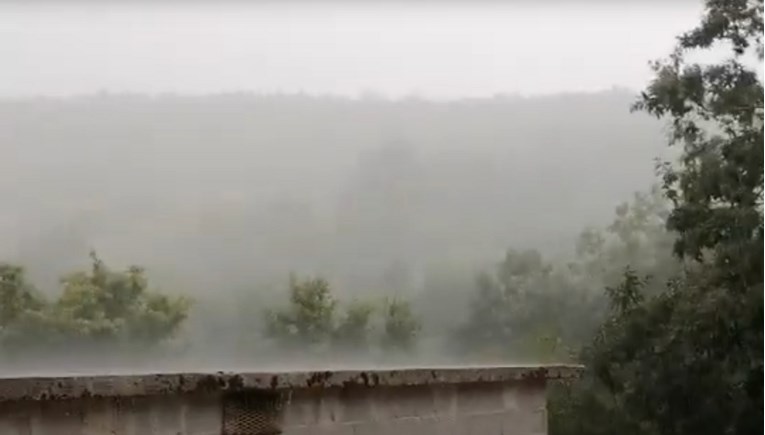 VIDEO Jako grmljavinsko nevrijeme u Zagori, pala obilna kiša