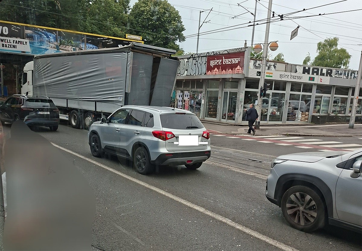 Kamion zapeo za žice na križanju Vodnikove i Savske