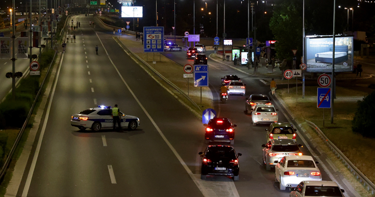 Policija u Beogradu uklonila blokade. Oštećeno policijsko vozilo, više uhićenih