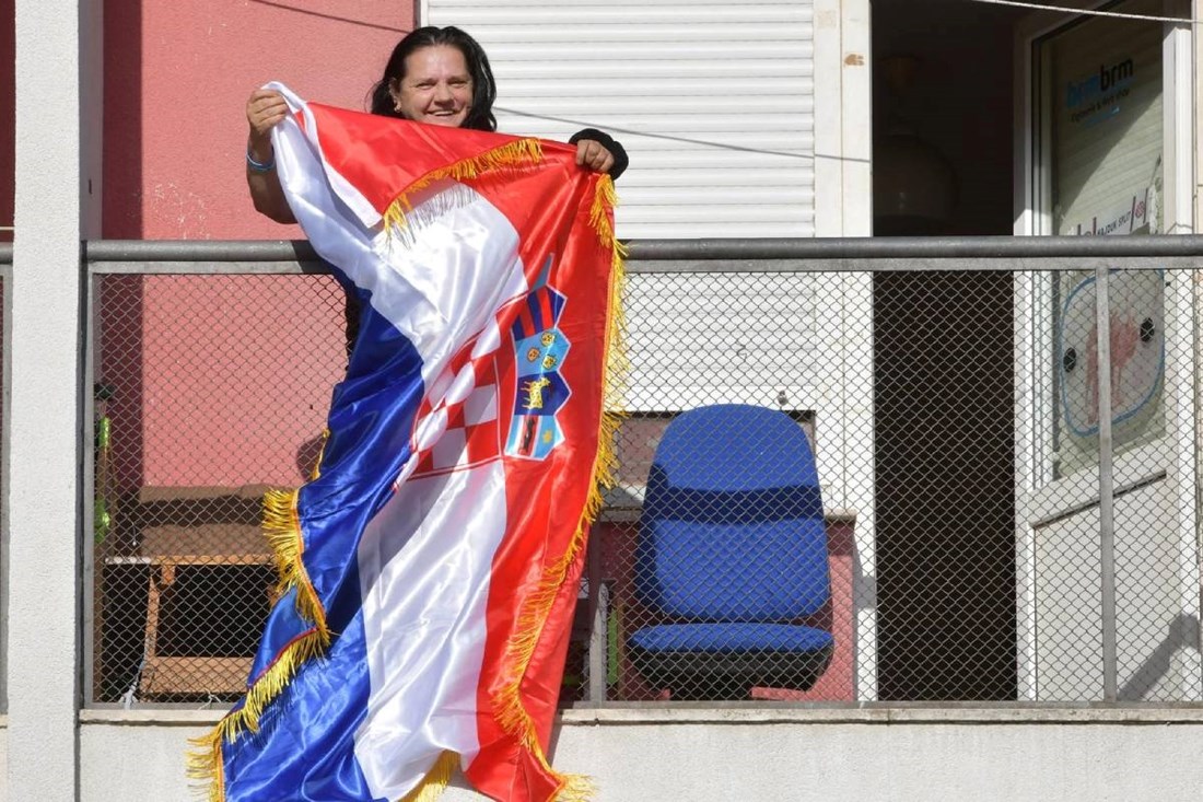 U Kninu se postavljaju hrvatske zastave po balkonima uoči 30. obljetnice Oluje