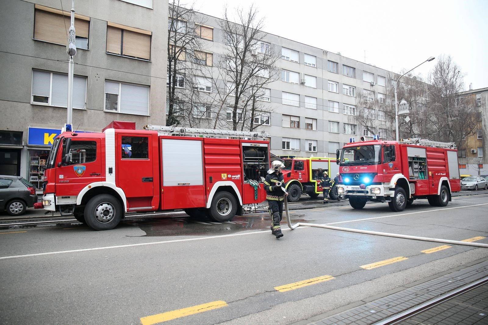 Požar u zagrebačkom Maksimiru, sukljao gust dim. Vatrogasci: Čule su se eksplozije