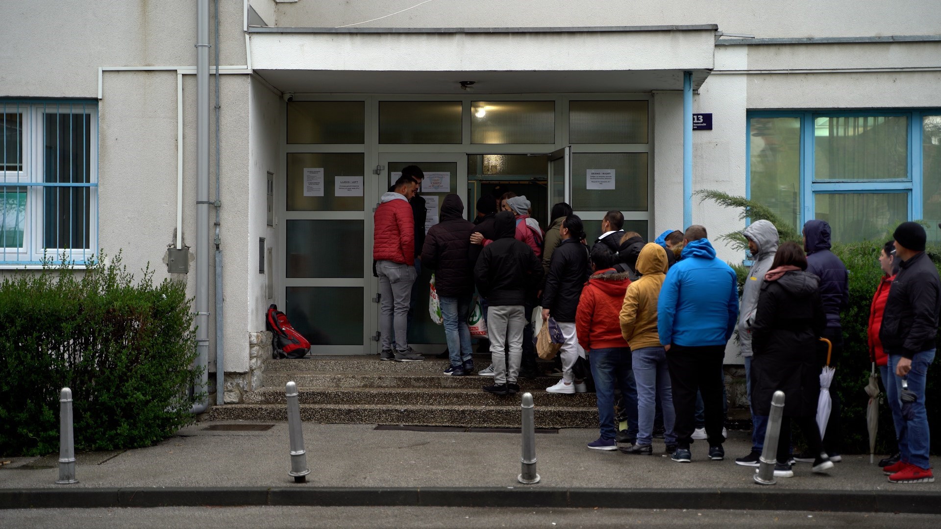 U zoru smo čekali u redu sa strancima za radne dozvole: "Ovo je užasno"