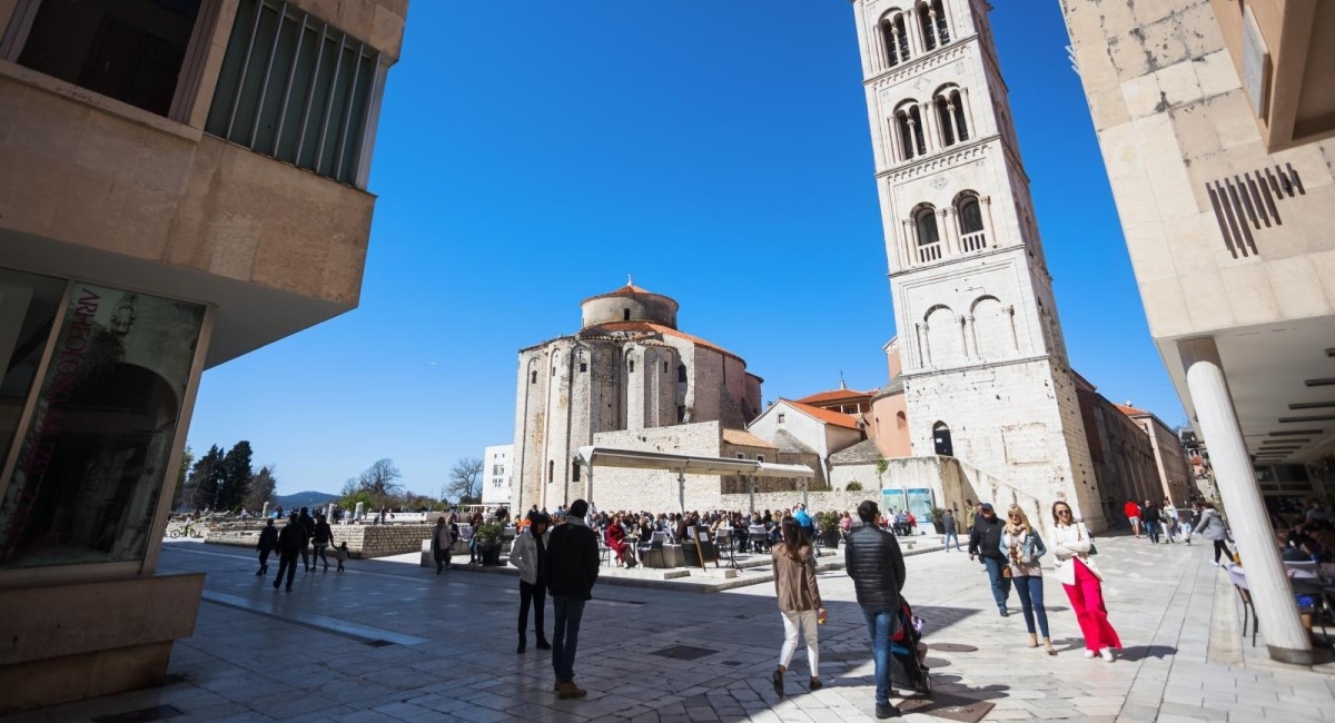 Zadarski stožer traži obvezne maske na otvorenom i ranije zatvaranje kafića