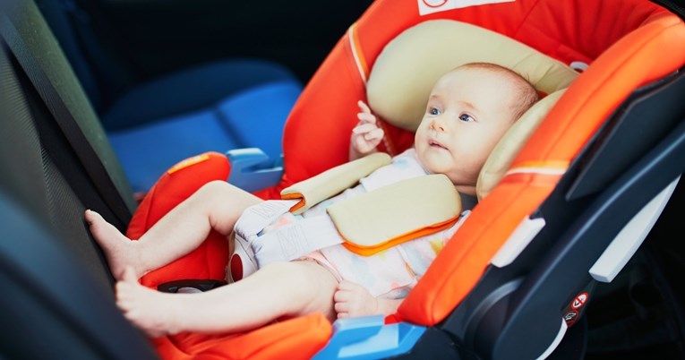 Video otkriva koju grešku rade mnogi roditelji kad dijete voze u autosjedalici
