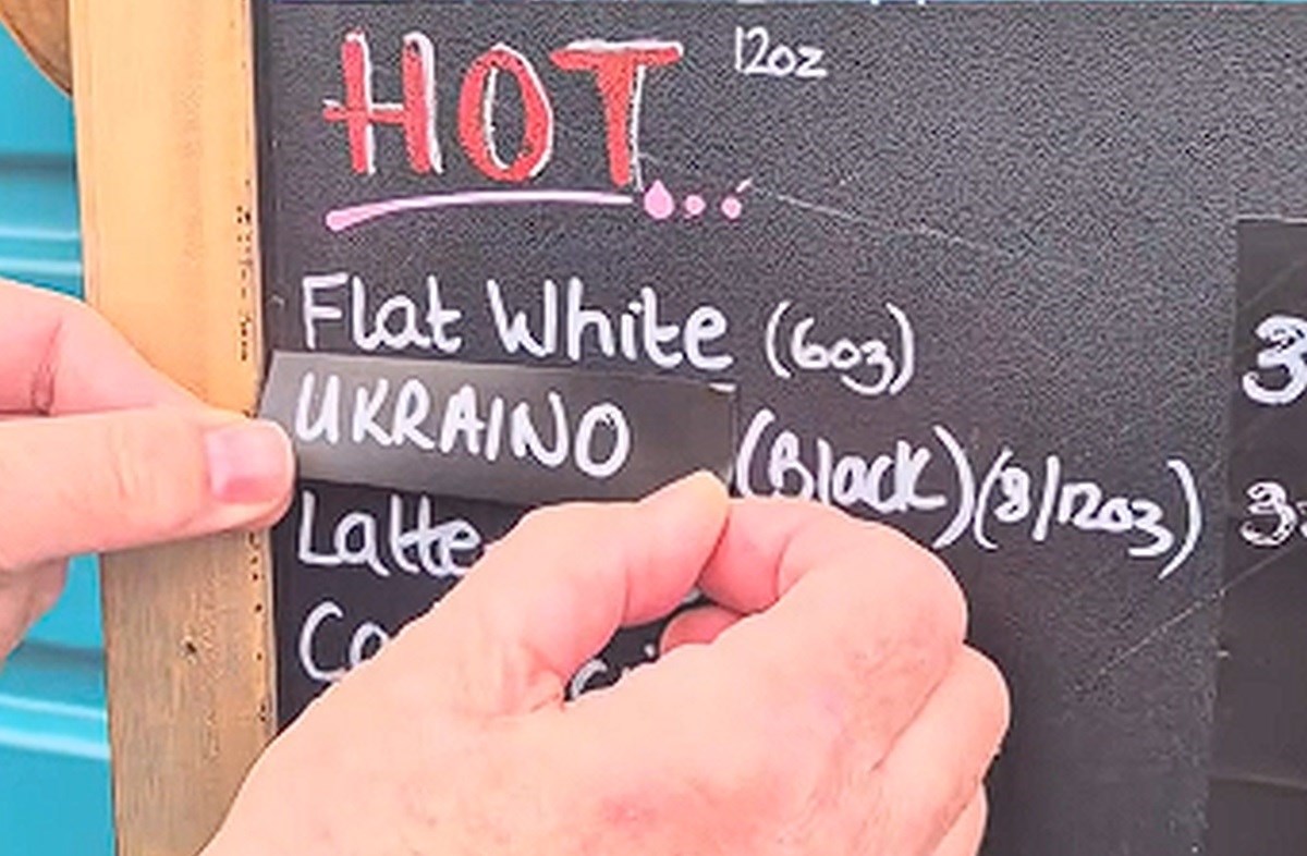 VIDEO U kafiću u Engleskoj kavu americano preimenovali u ukraino zbog Trumpa