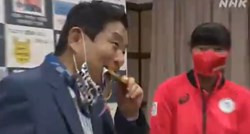 Japanski gradonačelnik seksistički vrijeđao olimpijku pa joj izgrizao zlatnu medalju