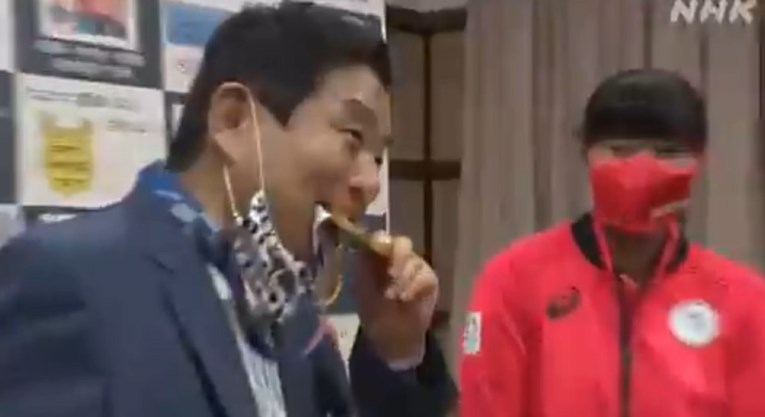 Japanski gradonačelnik seksistički vrijeđao olimpijku pa joj izgrizao zlatnu medalju