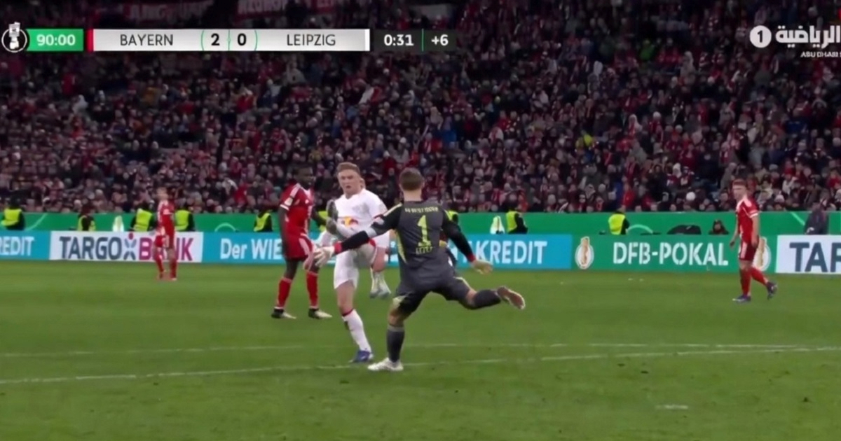 VIDEO Mladi napadač je ometao Neuera. Onda se legenda izderala na njega