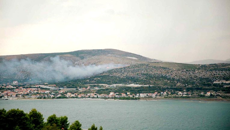 VIDEO Kanaderi svladali požar kod Trogira, ali zbog bure prijeti opasnost širenja