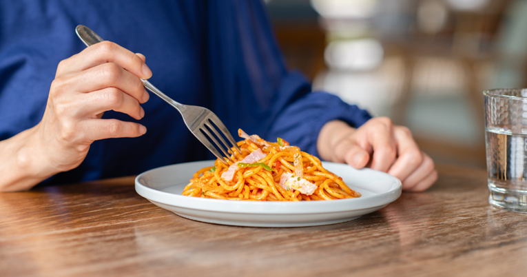 Nutricionisti upozoravaju da popularna večera usporava metabolizam nakon 50.