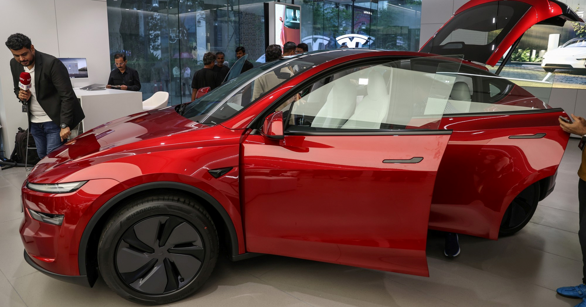 Jedan Teslin model masovno pada na tehničkom pregledu u Danskoj