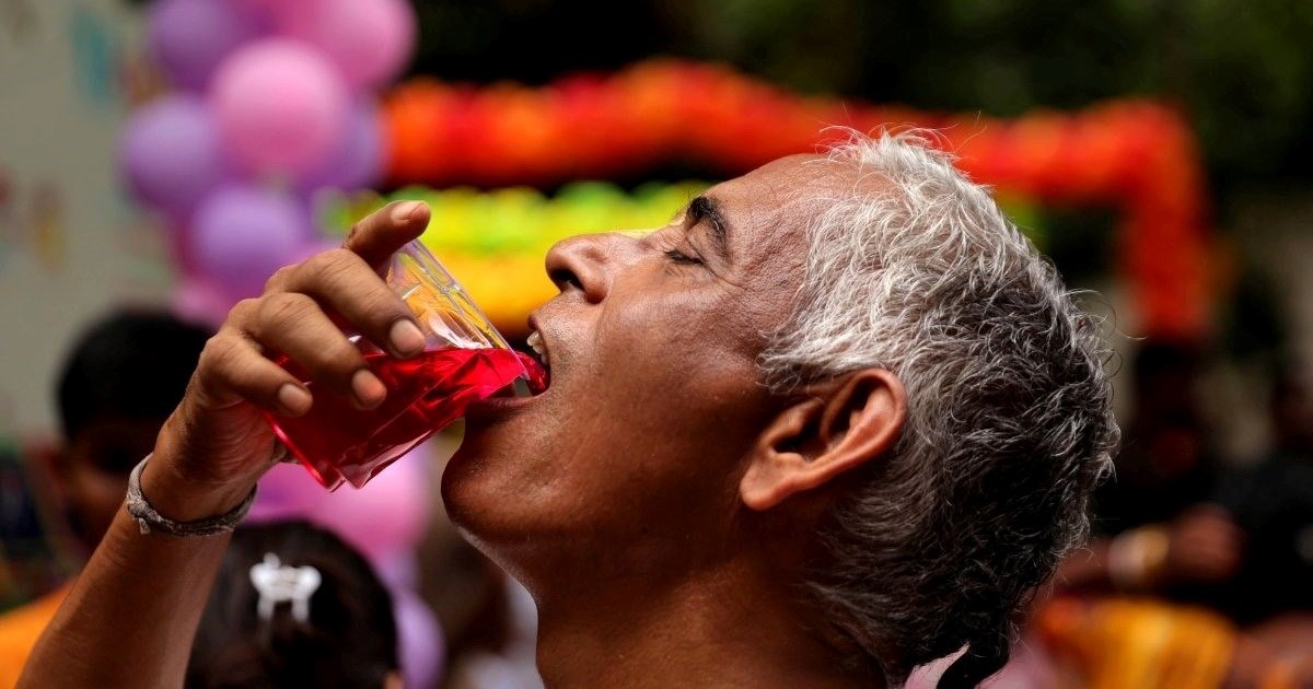 Španjolska policija: Ilegalni ulični prodavač alkohola rezao je voće na tlu parkinga
