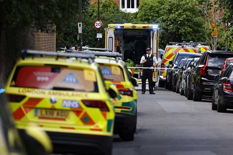 Žena se zabila autom u školu u Londonu, poginula djevojčica