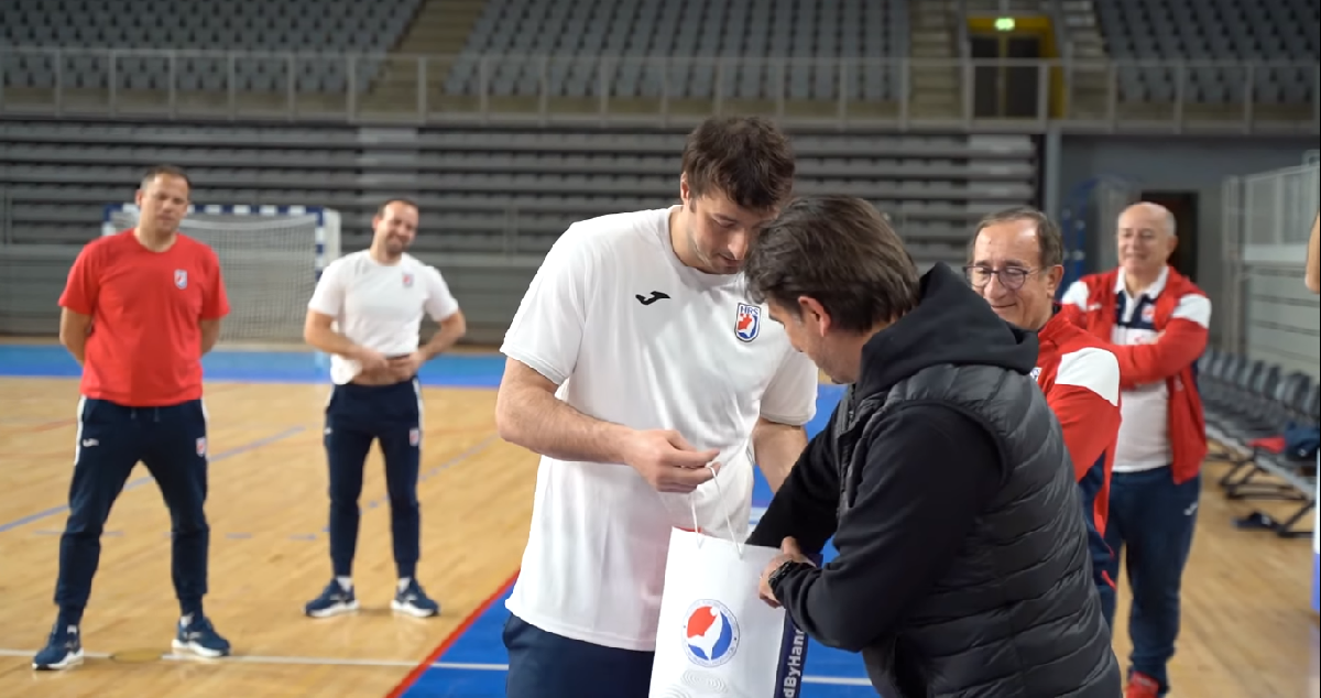 VIDEO Duvnjak uručio poklon Daliću, kad ga je izvadio, svi su prasnuli u smijeh