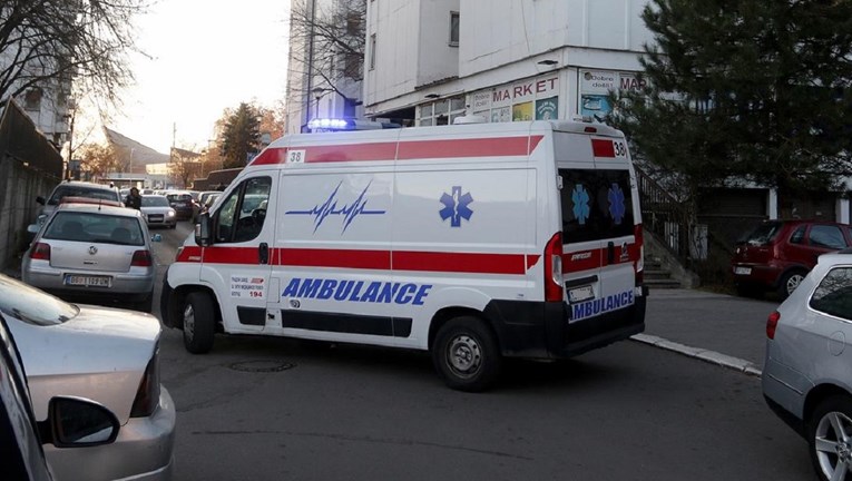 Srpski mediji pišu da je od korone umro vozač hitne, već mu umrle žena i majka