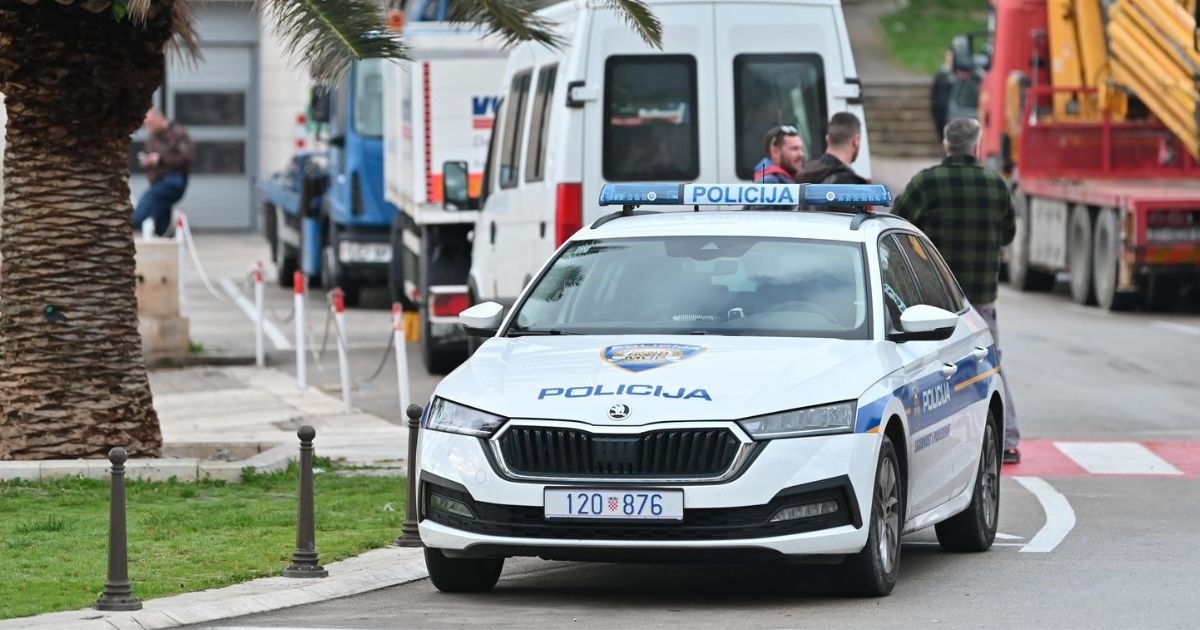 Žena Umrla U Makarskoj. Pozlilo Joj Nakon što Ju Je Muškarac Gurnuo I ...