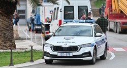 Žena umrla u Makarskoj. Pozlilo joj nakon što ju je muškarac gurnuo i udario joj psa