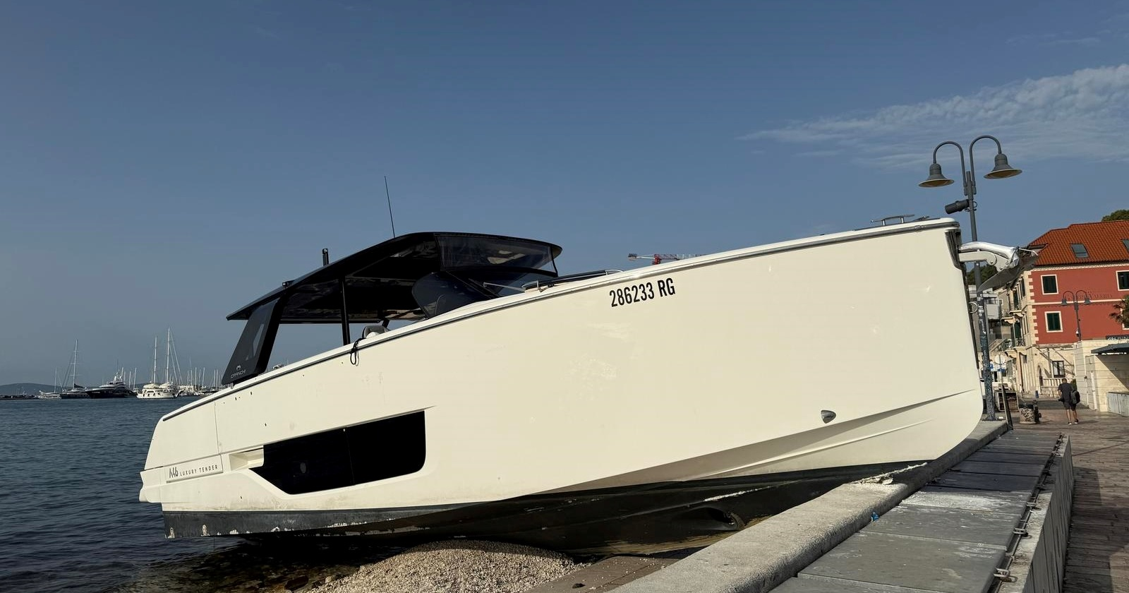 Brod se sinoć nasukao na rivu u Splitu