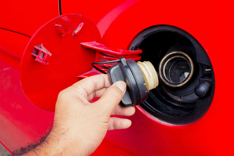 U Puli iz pet auta ukrao 100 litara benzina