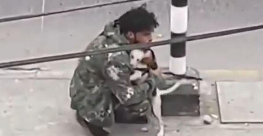 Pas tješio uličnog svirača kojem nitko nije htio dati ni novčić, prizor je dirljiv
