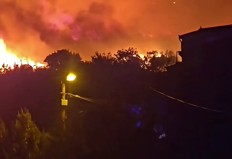 Požar u naselju iznad Solina. Vatrogasci obranili kuće