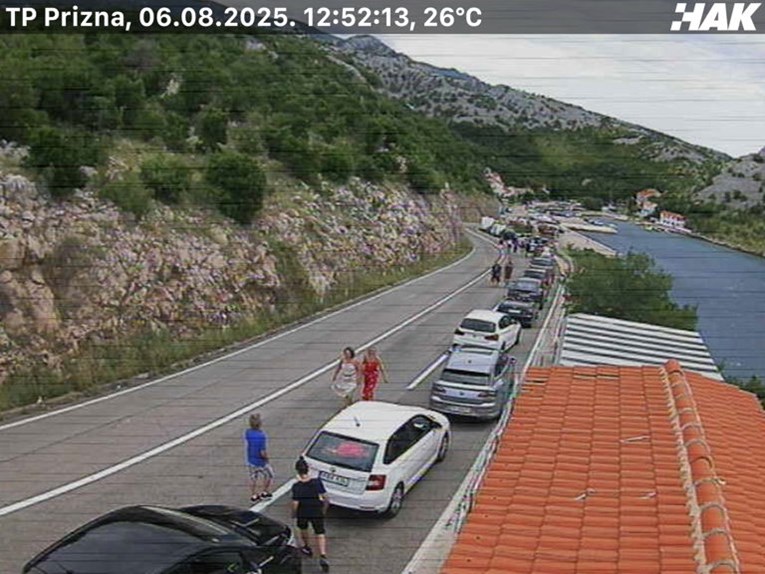 Cesta između Maslenice i Zatona Obrovačkog zbog vjetra otvorena samo za aute