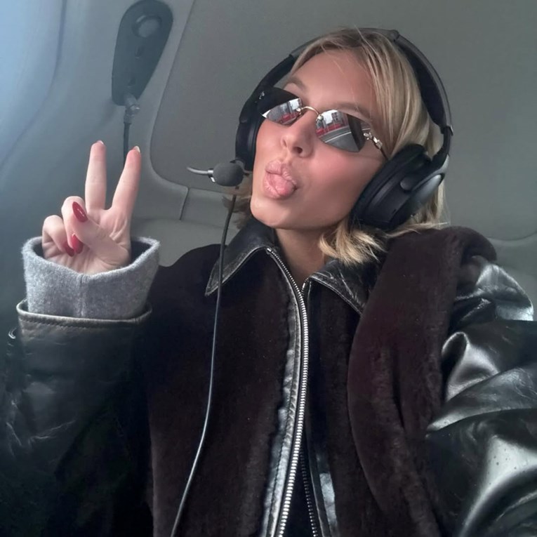 Sydney Sweeney nosila raskopčanu traper košulju i traperice niskog struka