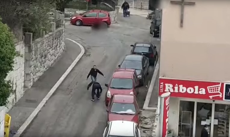 Širi se snimka brutalnog obračuna u Splitu, nokautirao čovjeka ispred trgovine